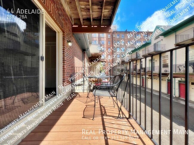 Building Photo - 44 Adelaide-