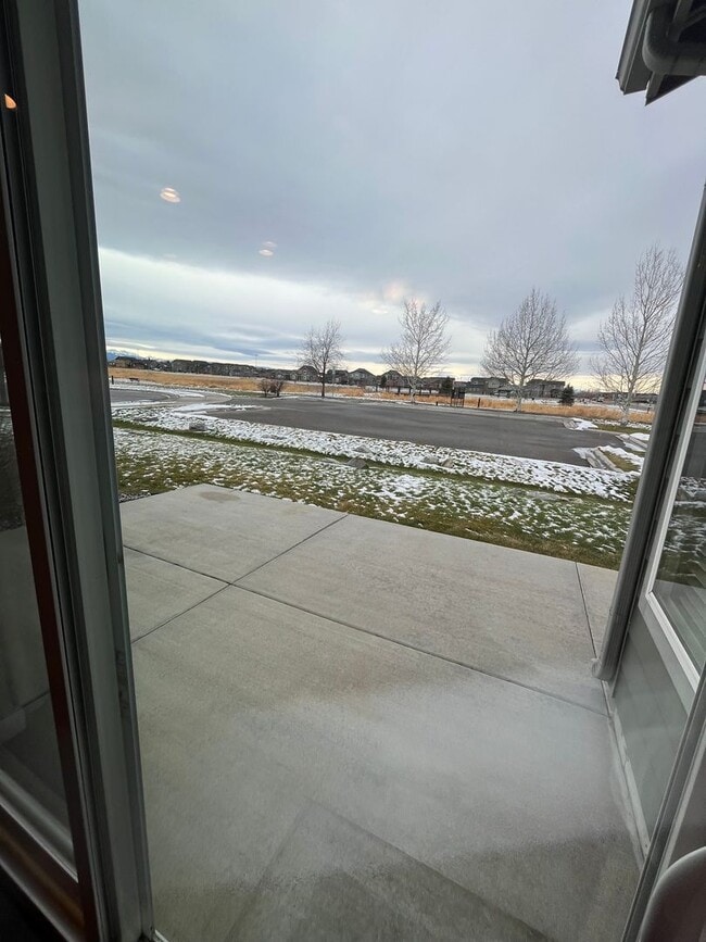 Building Photo - 3 bed 2.5 Bath Condo with 2 car garage