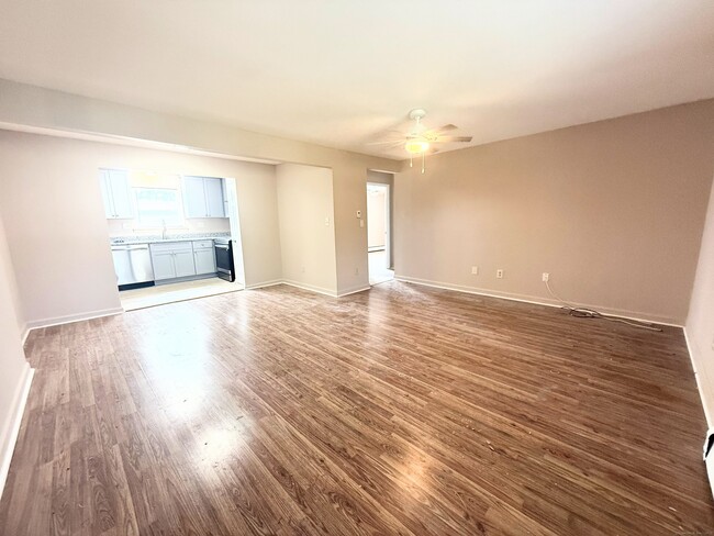 Building Photo - 10 Colonial Dr