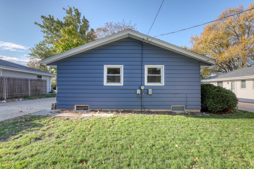 garage - 11918 W Dearbourn Ave
