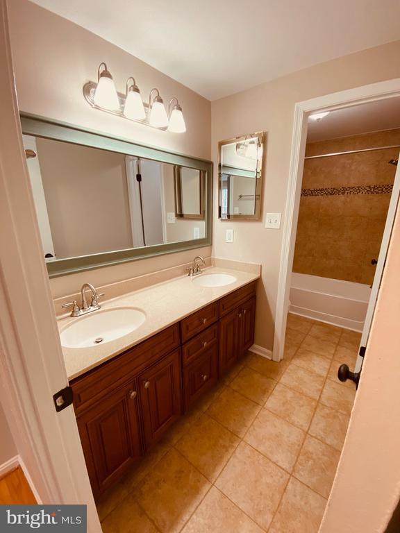 Building Photo - 6215 Cool Valley Ct