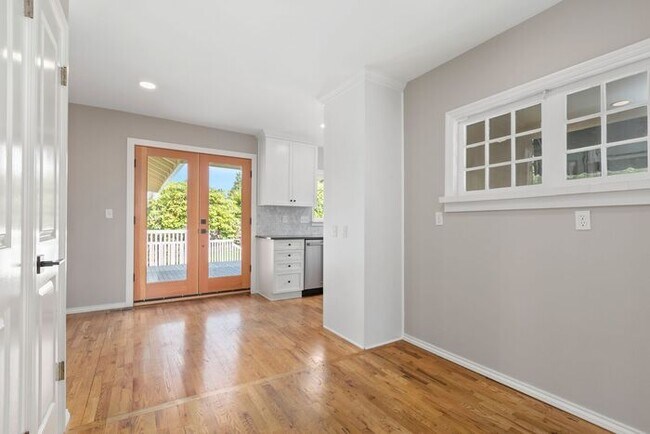 Building Photo - Sunny Air Conditioned Mercer Island Charmer!