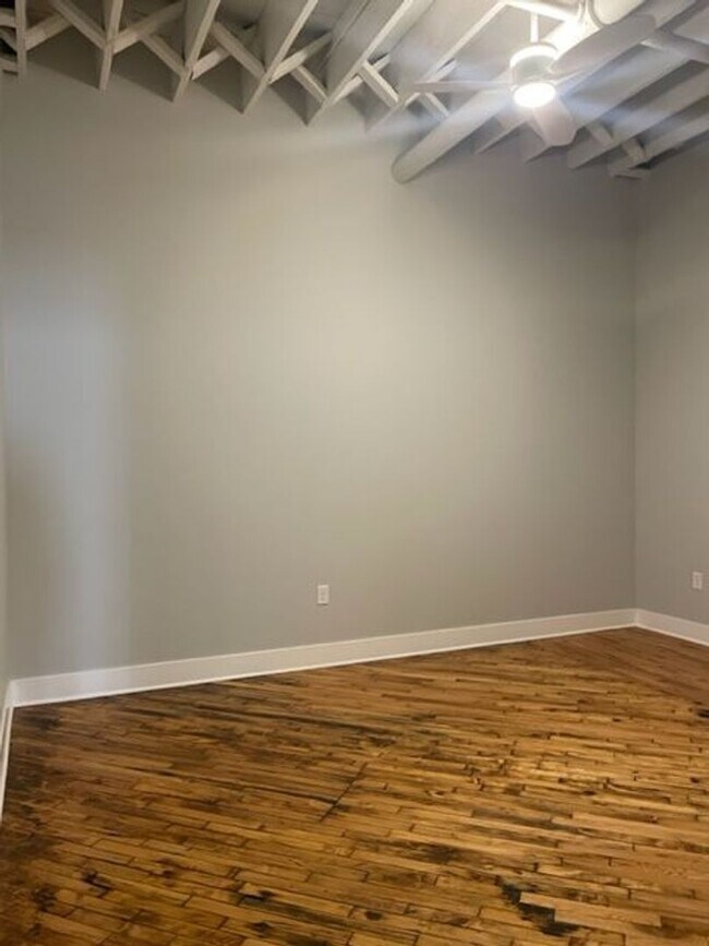 Building Photo - HUGE Apartment Available at Farnam Hill Lo...