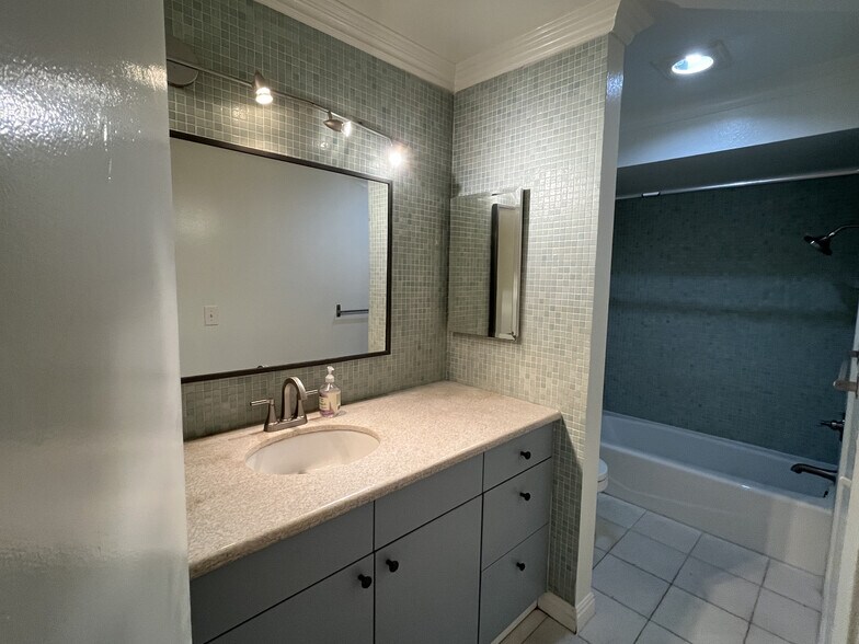 Building Photo - 552 N Bellflower Blvd