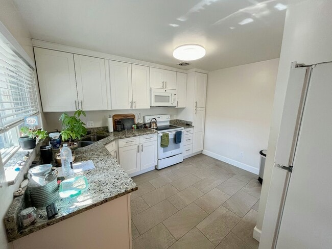 Building Photo - 2272 E Panorama Way