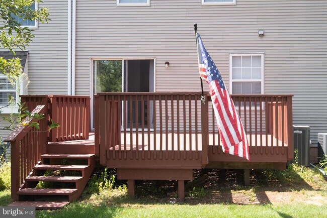 Building Photo - 652 Longwood Rd