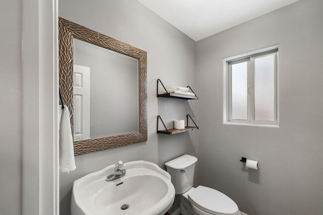 Building Photo - Beautiful Al Tahoe Home in South Lake Taho...