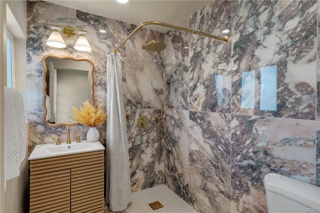 Ensuite bathroom - 1123 E Ocean Blvd