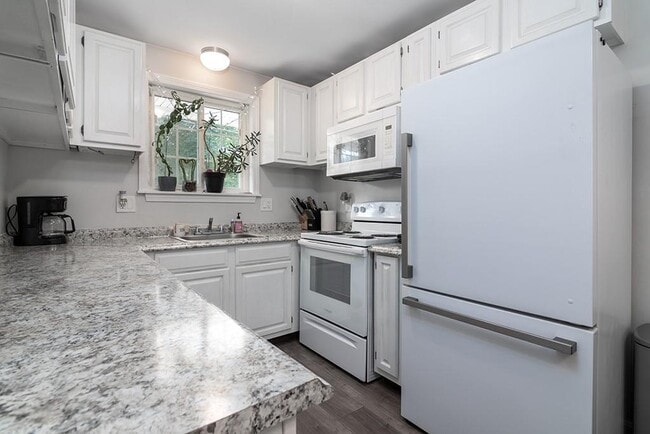 Building Photo - 43 Riverdell Dr