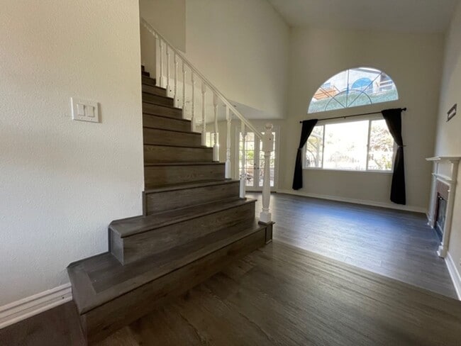 Building Photo - BEAUTIFUL 4 BEDROOM + 3 BATHROOM HOUSE IN SANTA CLARITA AVAILABLE NOW!