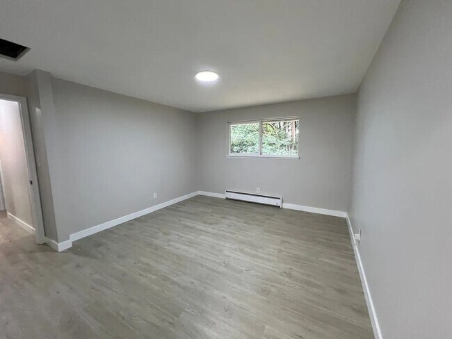 Building Photo - Renovated 4-Bedroom Single-Level Home in Quiet Kent Central Location