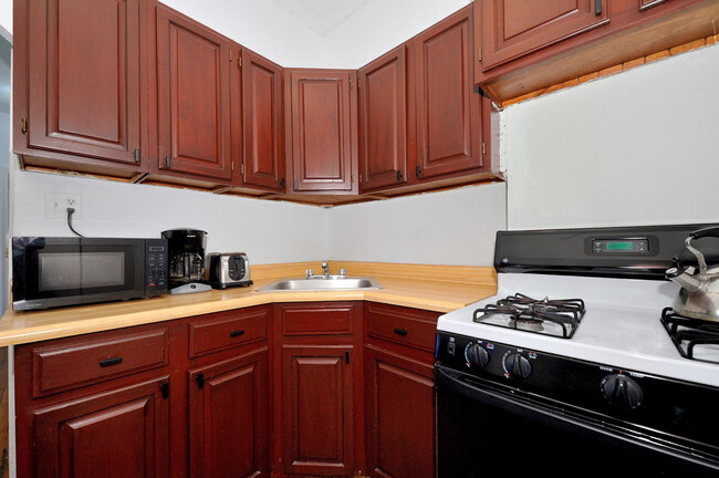 Building Photo - 414 W 46th St