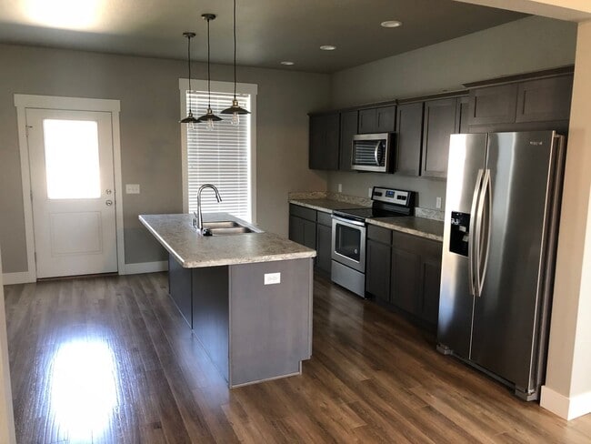 Building Photo - Gorgeous 3 bed townhome