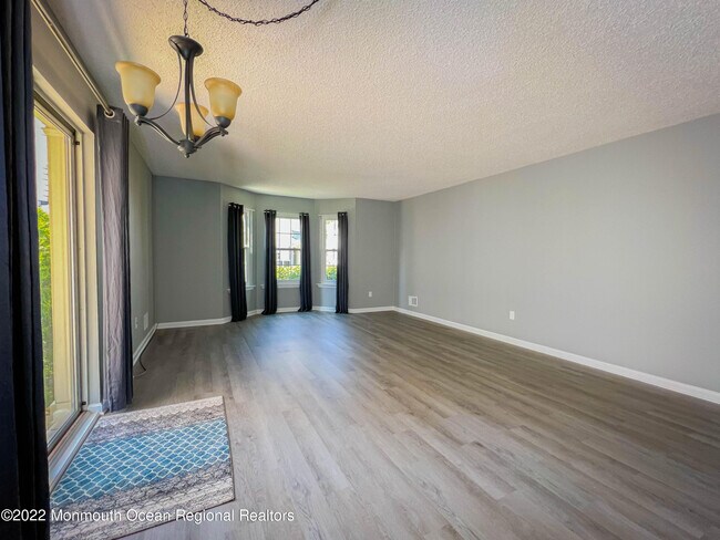 Building Photo - 313 Tulip Ln