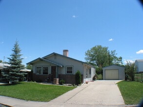 Building Photo - 3 BEDROOM | 1 BATH | SOUTH | DETACHED GARAGE