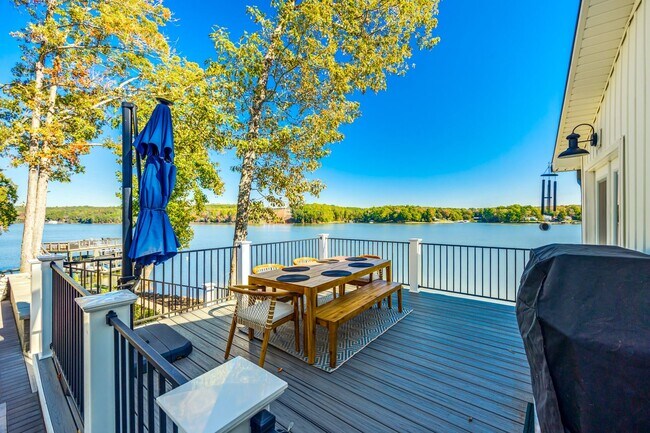 Building Photo - Beautiful Short term 2 bedroom 2 bath full...
