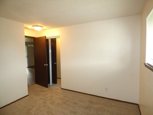 Building Photo - Rent Special: FREE May's Rent!!