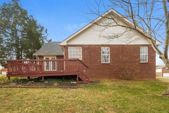 Building Photo - 1500 Saddle View