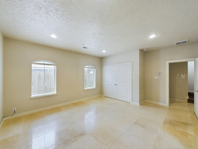 Building Photo - 2611 Lawrence St