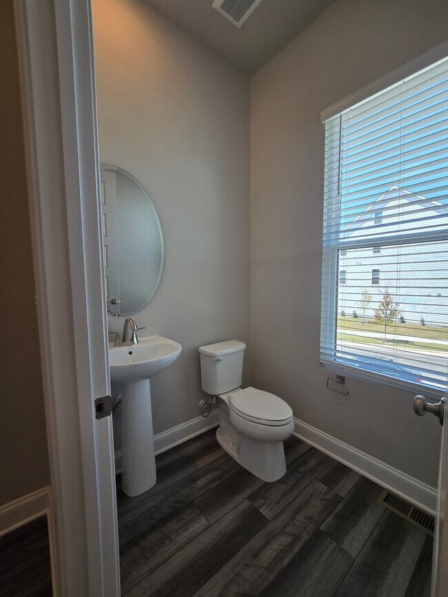 Building Photo - Modern Urban Elegance Meets Functionality