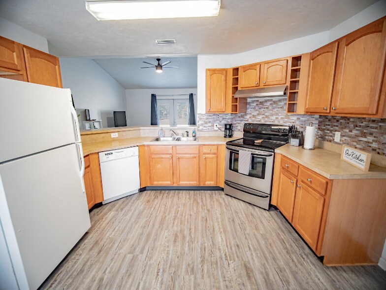 Building Photo - 159 SE Megan Glen