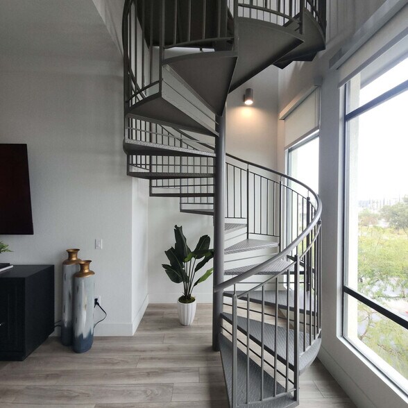 Building Photo - 15501 N Dial Blvd