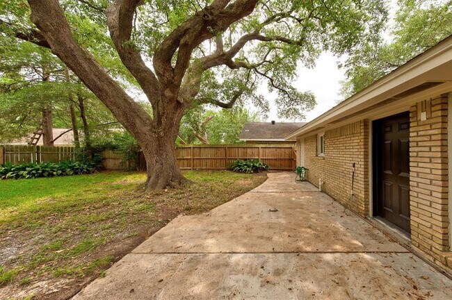 Building Photo - 8826 Robindell Dr