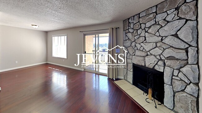 Building Photo - Charming top-floor condo with fully equipp...