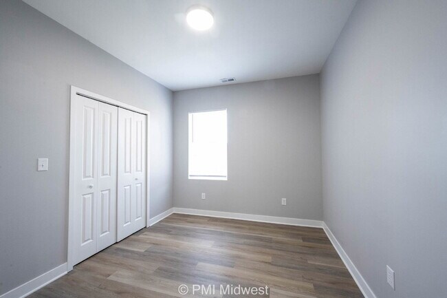 Building Photo - "Spacious & Modern 3-Bedroom Duplex on North Dexter Street – Your Perfect Indianapolis Retreat!"