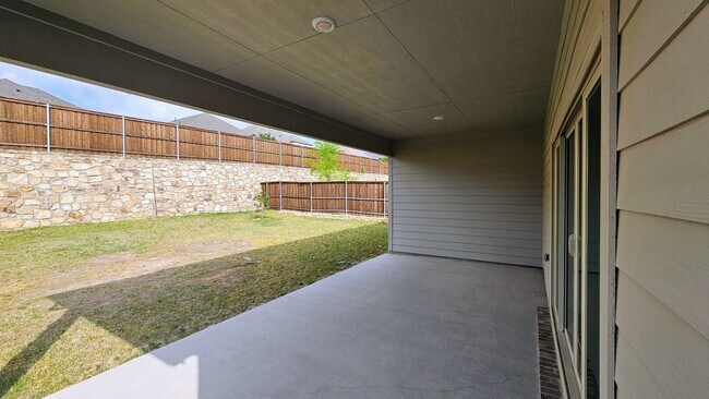 Building Photo - Spacious Ventana Home with all appliances!