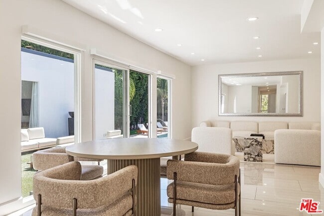 Building Photo - 703 N Maple Dr