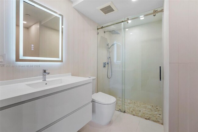 Building Photo - 520 Brickell Key Dr