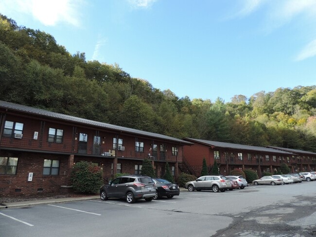 Building Photo - Desirable High Country Condo End Unit, Lar...