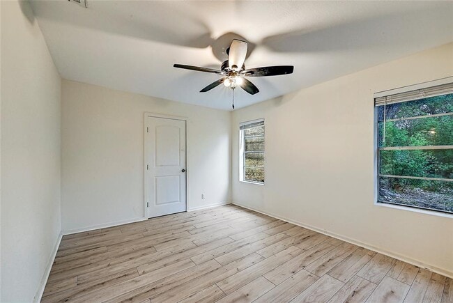 Building Photo - 18502 E Lakeview Dr