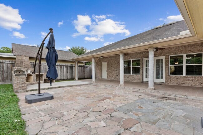 Building Photo - 631 Apache St