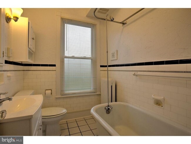 Building Photo - 2423 Fairview Ave