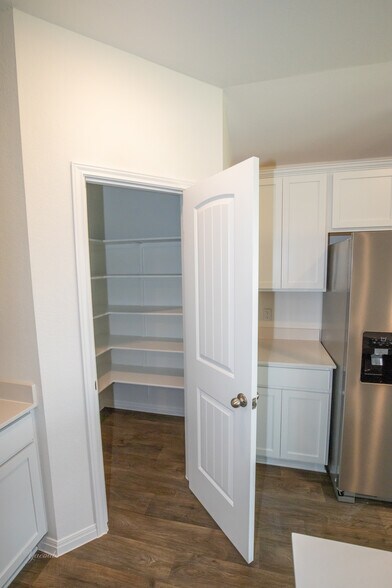 Building Photo - 650 Gladiola Loop