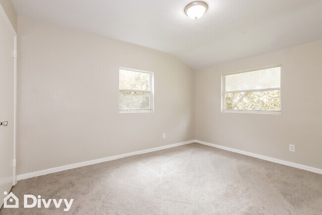 Building Photo - 1231 Greenview Dr