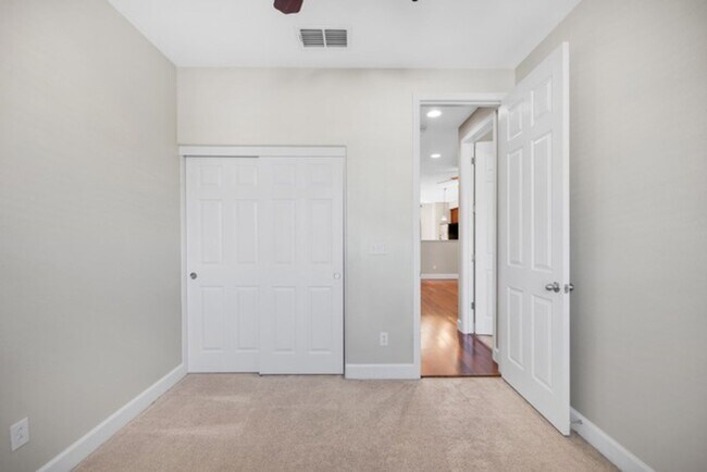 Building Photo - Townhouse - Beautiful 4bdrm, 3 bath - Rocklin