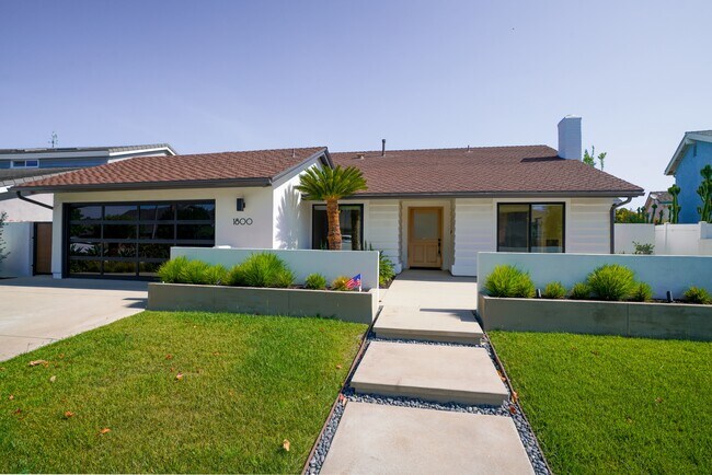 Building Photo - 1800 Oriole Dr