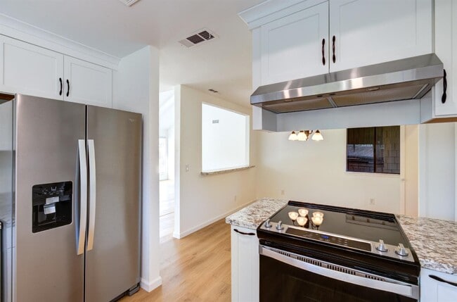 Building Photo - 1067 W Sierra Ave