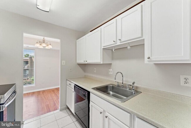 Building Photo - 7599 Gales Ct