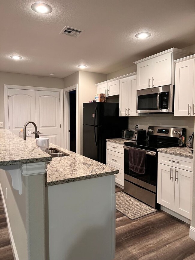 Building Photo - 3 Bedroom 2 Bathroom home