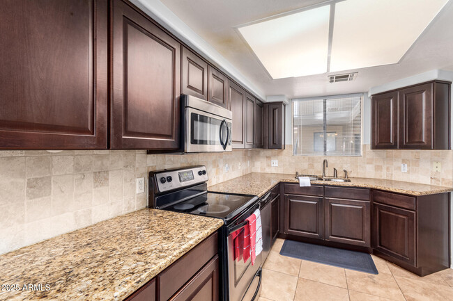 Building Photo - 4925 E Desert Cove Ave