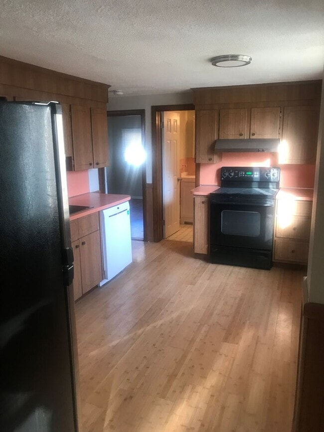 Building Photo - Nice 3-bedroom 1-bath apartment in Stoughton