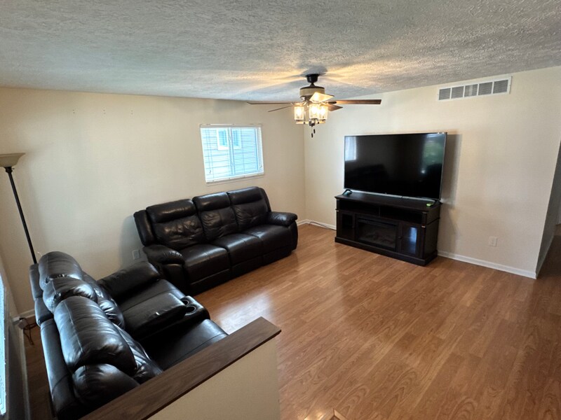 Building Photo - 28227 Gladstone St