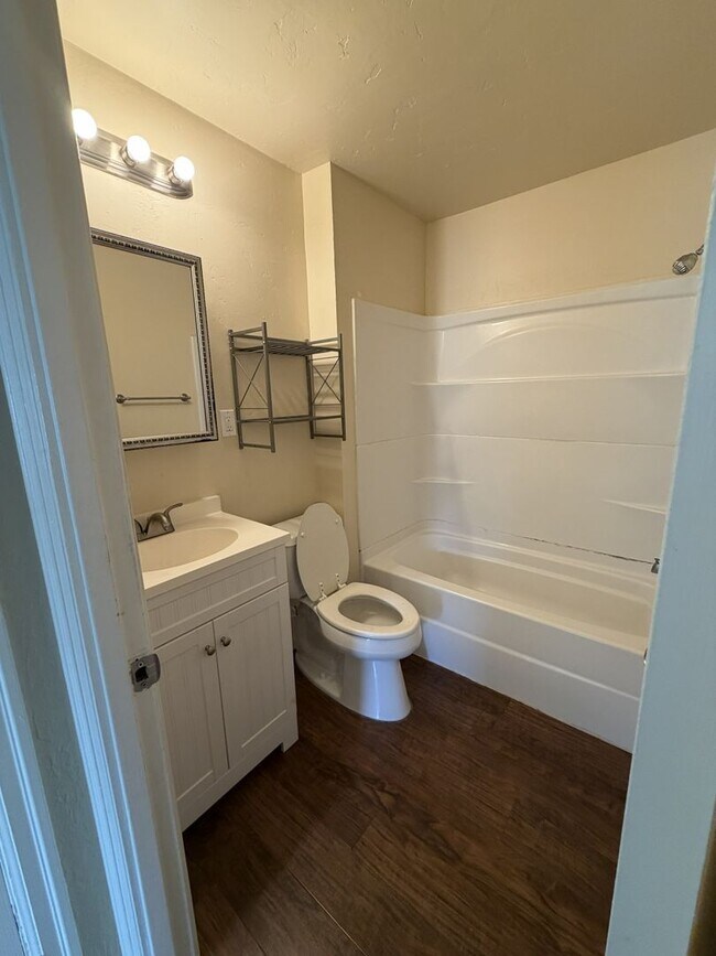 Building Photo - Charming 2/1 close to downtown!