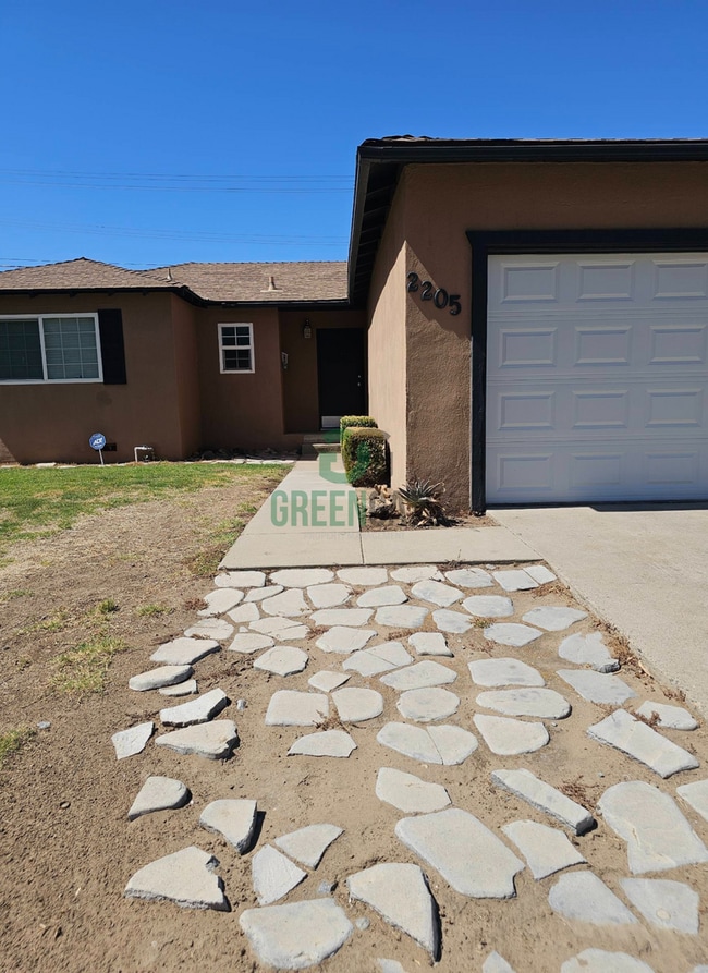 Building Photo - NOW AVAILABLE! 3 Bedroom, 1 Bathroom Home ...