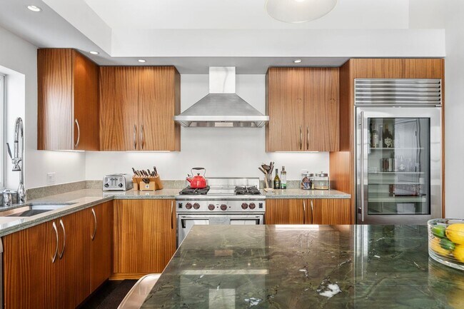 Building Photo - Large Updated SoMa Apartment!