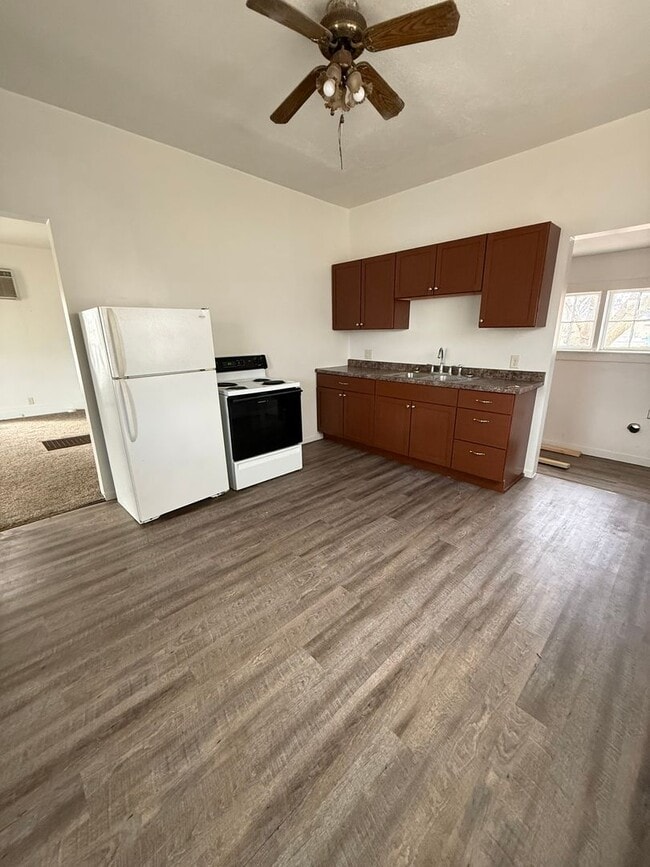 Building Photo - 1 Bedroom, 1 Bathroom House with Detached Garage